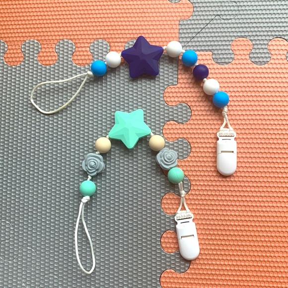 2 Pacifier Clip - Picture 1 of 2